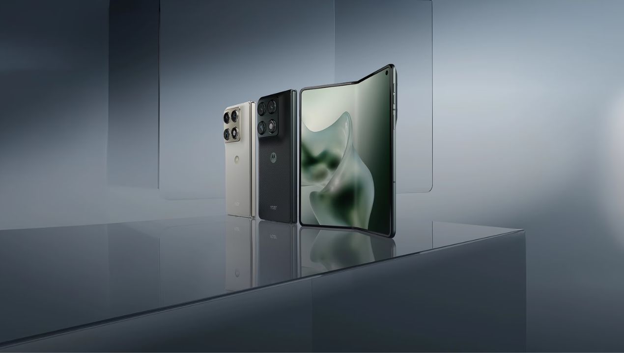 De Motorola Razr 2026 opengeklapt en dichtgeklapt