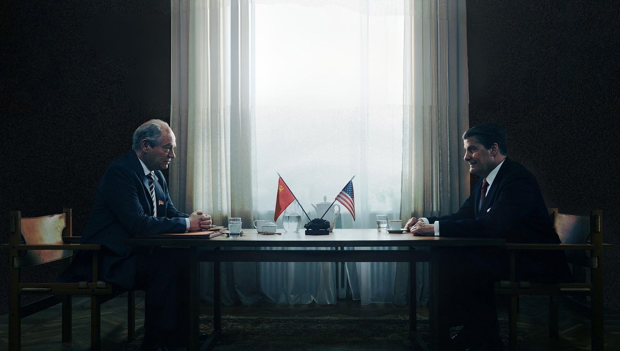 Jeff Daniels en Jared Harris in The Brink of War