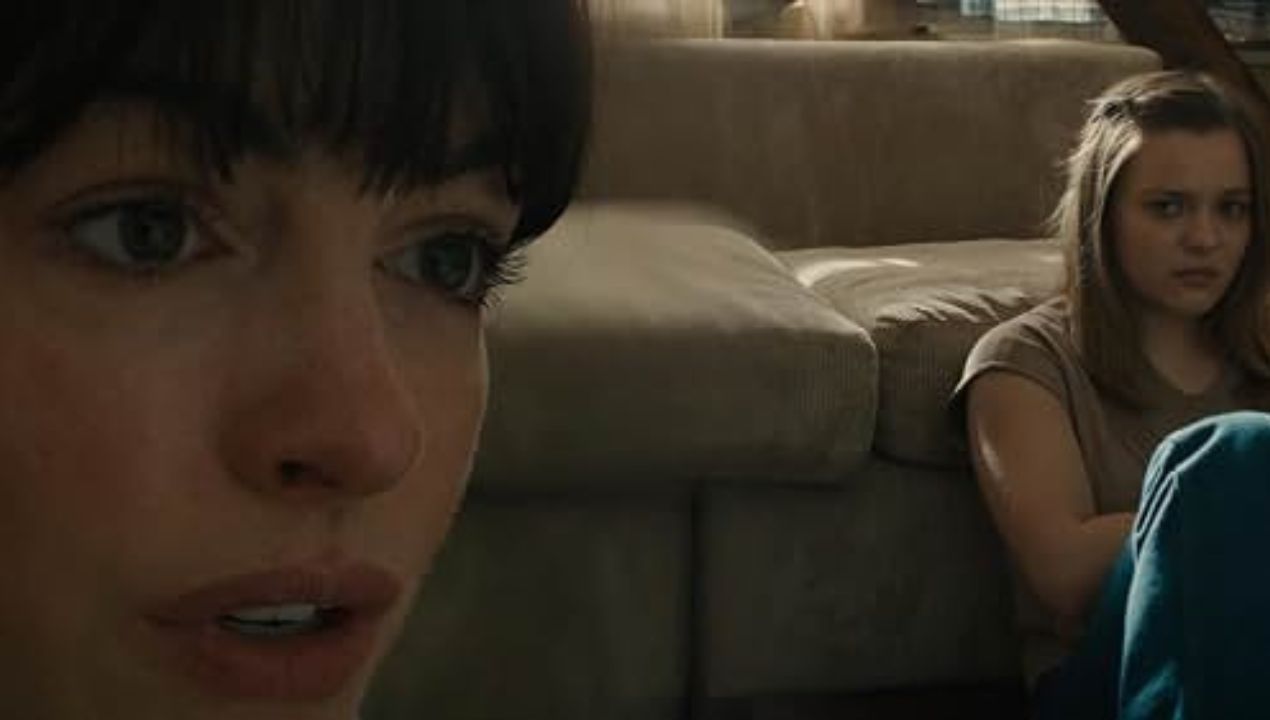 Anne Hathaway en Ewan McGregor in The End of Oak Street