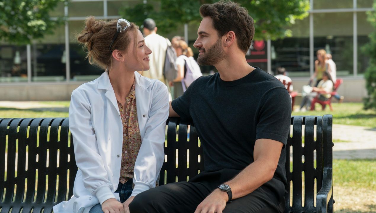 Lili Reinhart en Tom Bateman in The Love Hypothesis