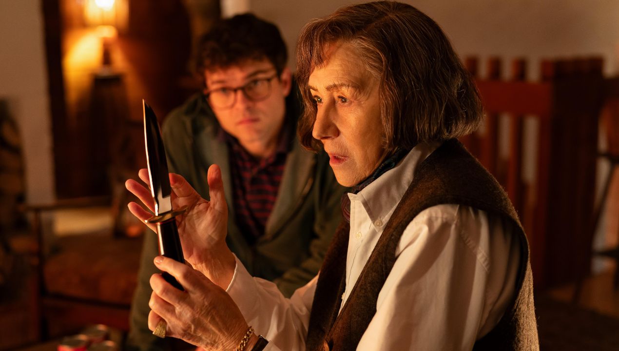 Helen Mirren en Alden Ehrenreich in A Talent for Murder