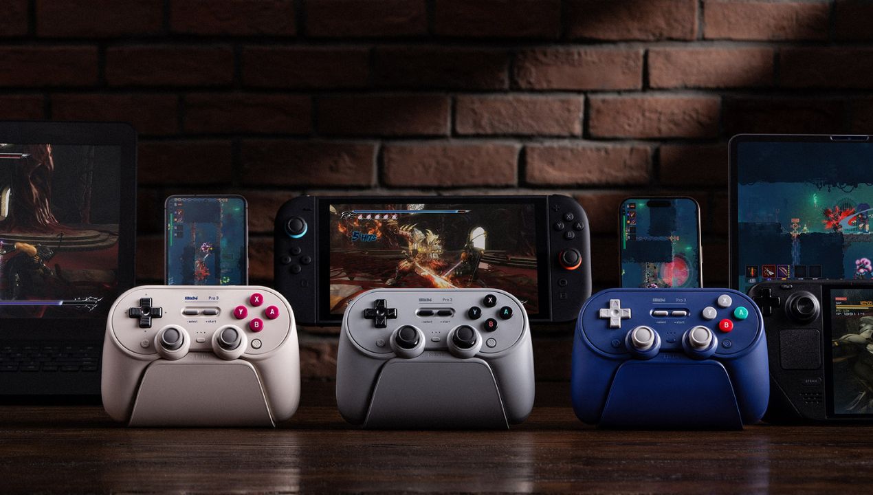 De 8BitDo Pro 3 controller met het oplaaddock en de verwisselbare knoppen