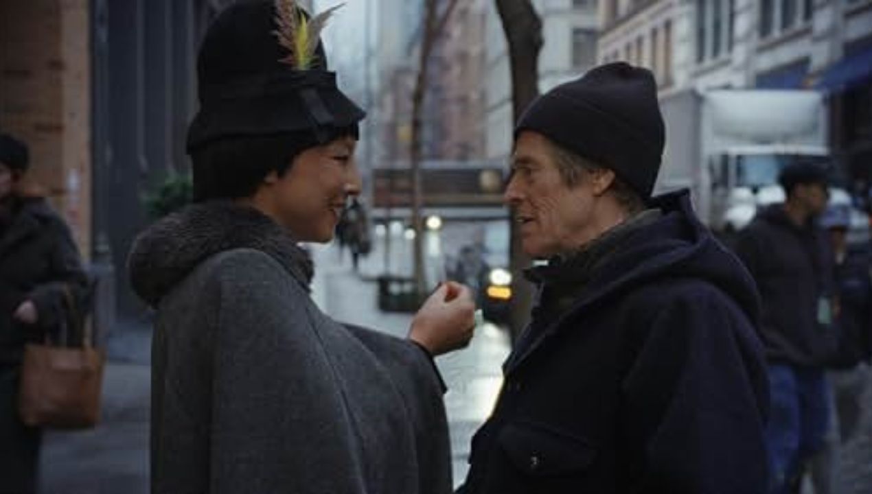 Willem Dafoe en Greta Lee in Late Fame