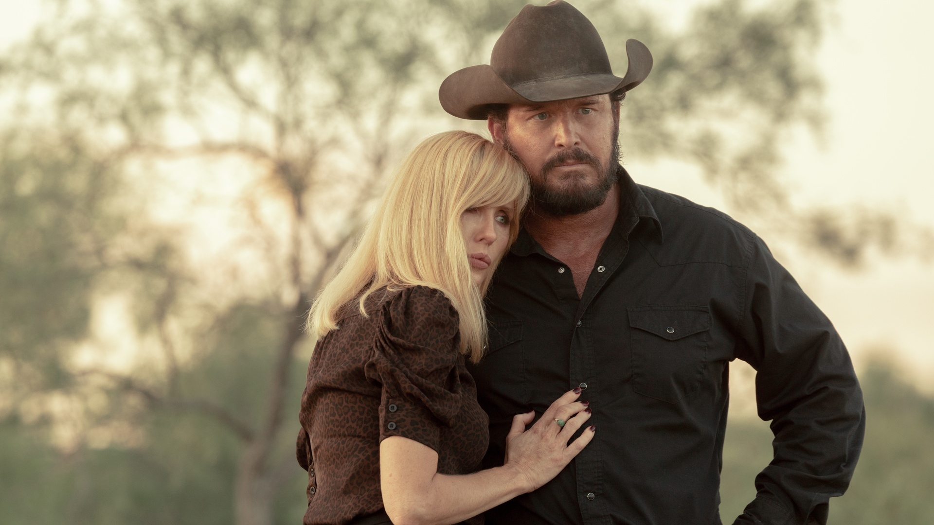 Kelly Reilly en Cole Hauser als Beth Dutton en Rip Wheeler in Dutton Ranch